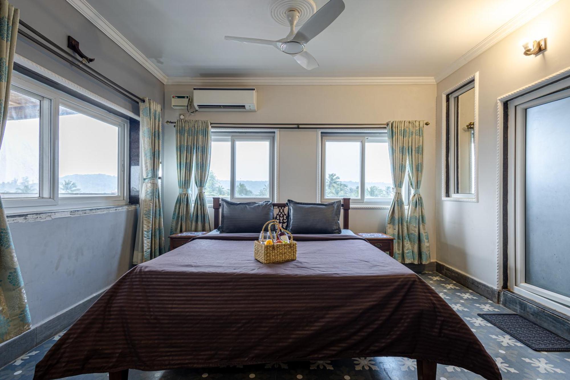 The Wave's Edge Tbv Guest house Baga